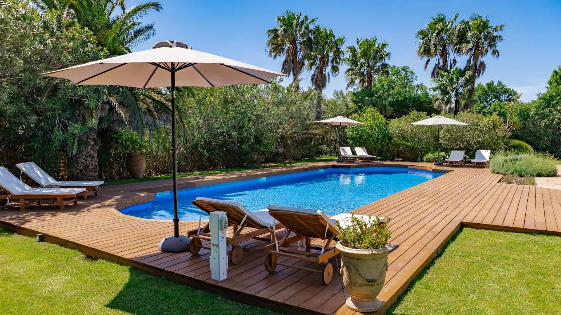Superbe Villa, Piscine Chauffee, Jardin, Climatisee, Proche Du Village contacts