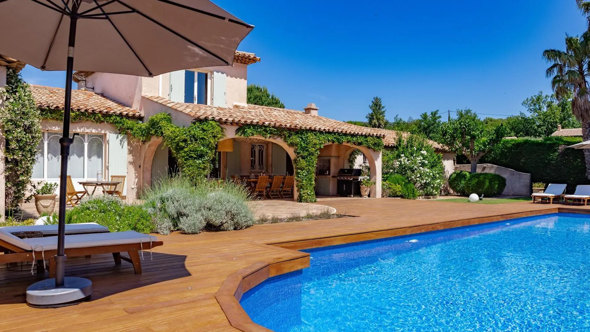 Superbe Villa, Piscine Chauffee, Jardin, Climatisee, Proche Du Village Le Plan-de-la-Tour 0*,  France